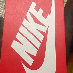 Nike Court Borough Mid size 4Y